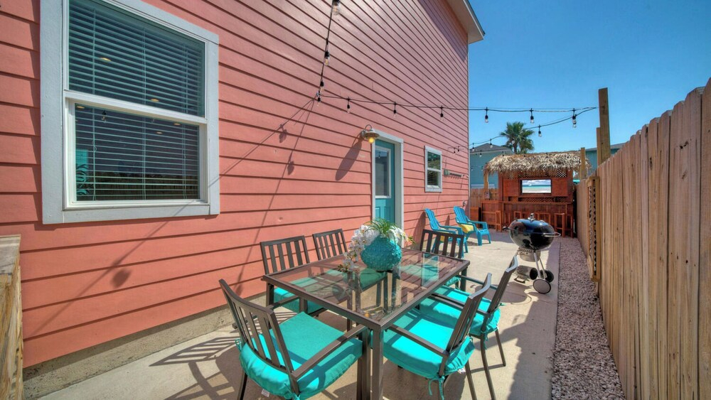 Sleeps 24, 2 Homes Pool, Backyard Tiki Bar, Fire Pit, Cornhole Walk to Beach