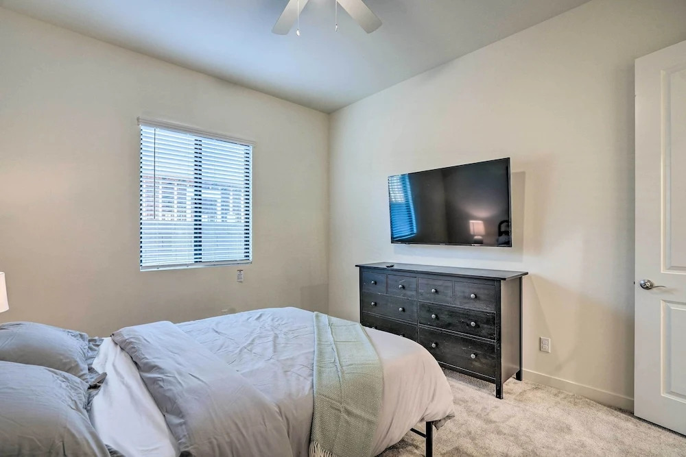 Modern Glendale Getaway ~ 3 Mi To Stadium!