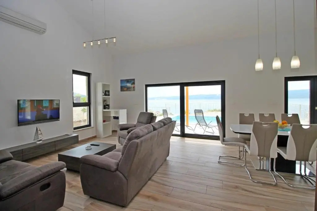 Villa Oslo - luxury place with sea views & heated pool, 300m far from sandy beach