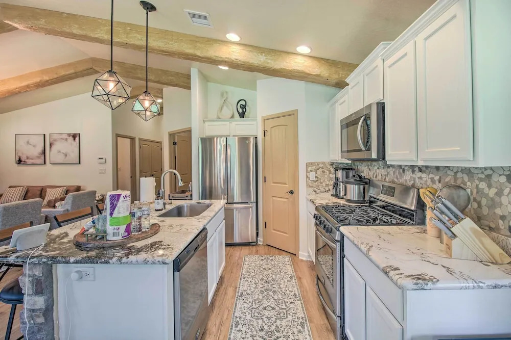 Cabin Getaway w/ Game Room Near Rainbow Lake!