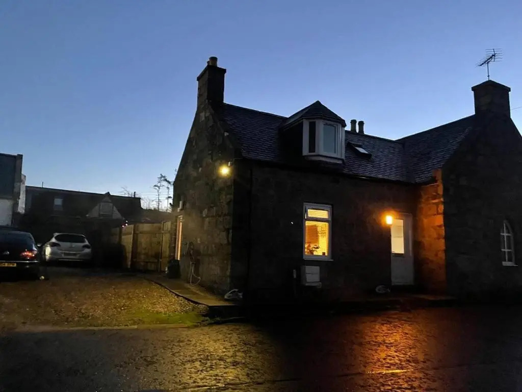 3 Bed Cottage -Sleeps 5-Pets-HotTub-Bar-Smoking