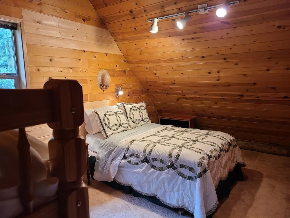 Two Bedroom Real Log Cabin With Wifi and EV Char ger