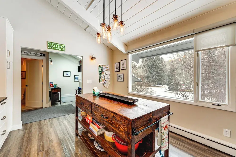 Modern Mountain Escape on Golf Course w/ Hot Tub!