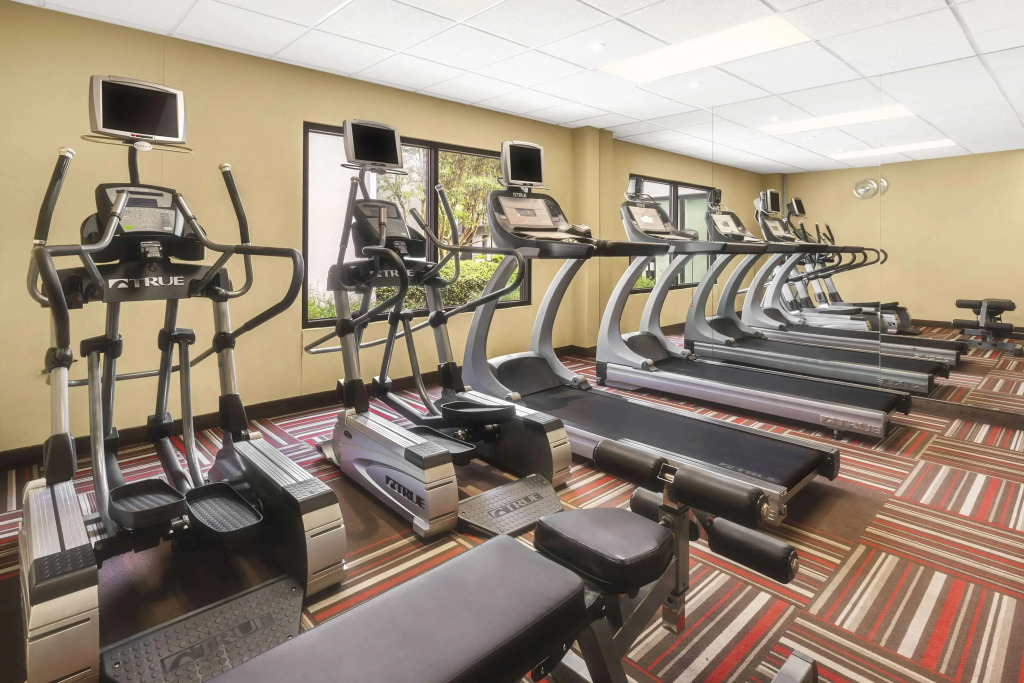 Super 8 by Wyndham Dallas Love Field Airport