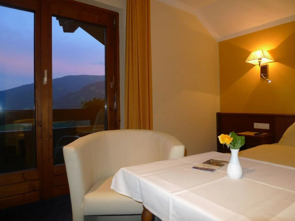 Pension & Appartements Ronacherhof -Mountain Hideaway Slopeside