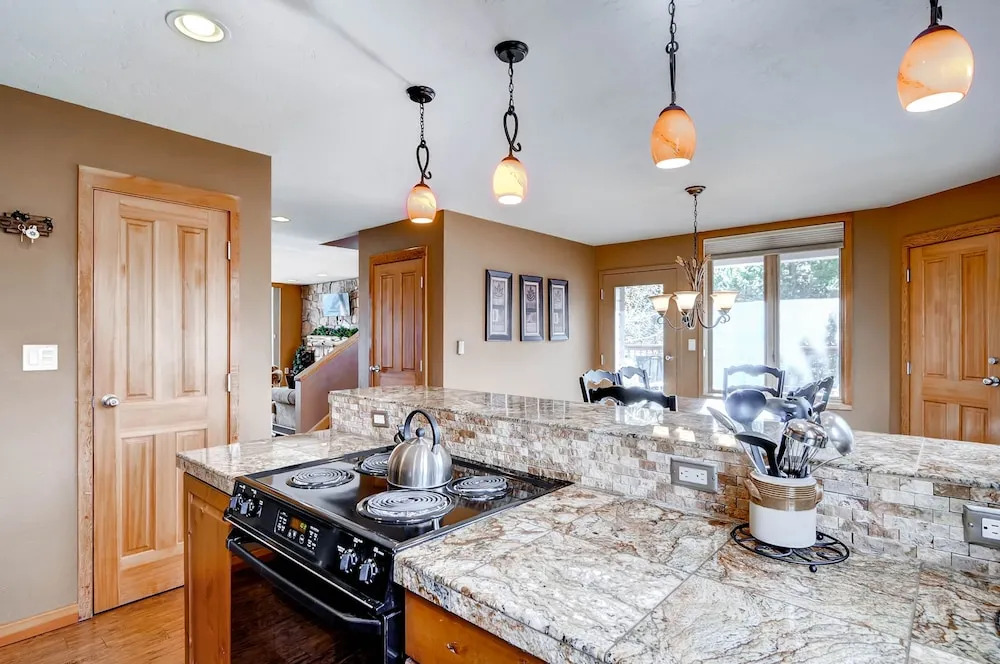 3bdr Condo-master Fireplace, Upgraded Kitchen, Kids Ski Free 3 Bedroom Condo by RedAwning