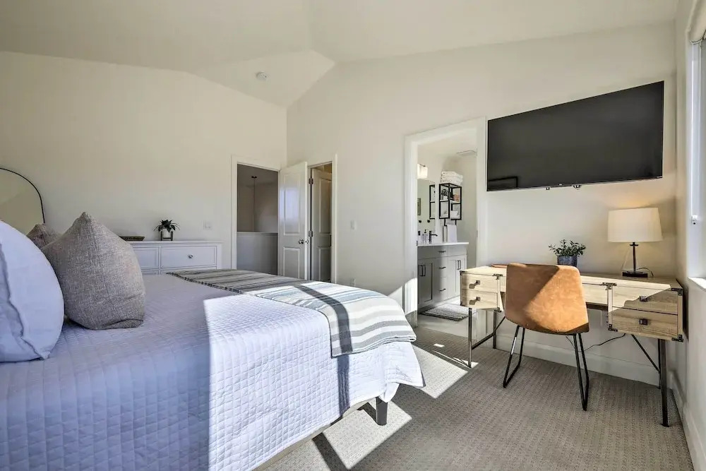 Hike, Golf, Unwind Poolside! Washington Home