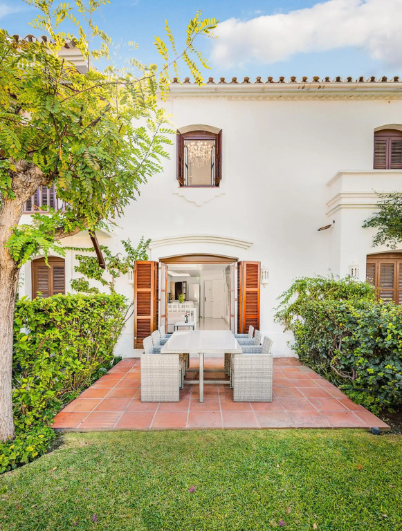 Estepona - Playa - Villa de 3 dormitorios con acceso directo a la piscina y al lado del mar Si7