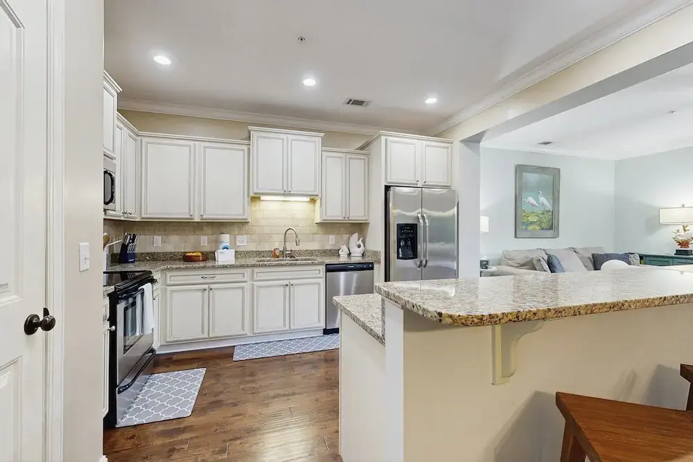 Charming Southern Townhouse W/enclosed Yard & Access to Community Pool