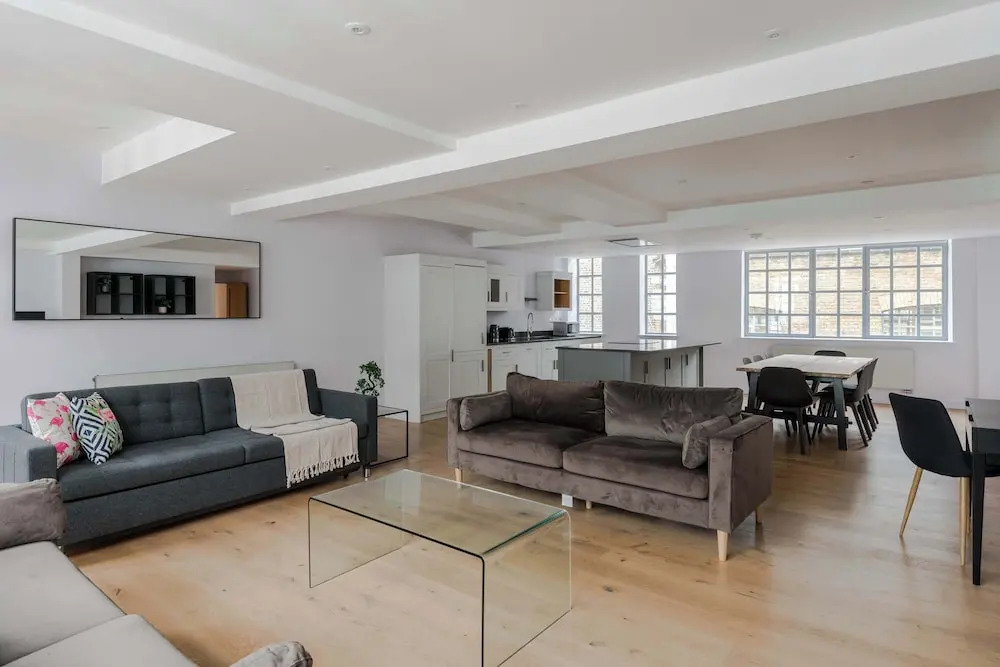 The Eyre Suite Two - Farringdon - by Frankie