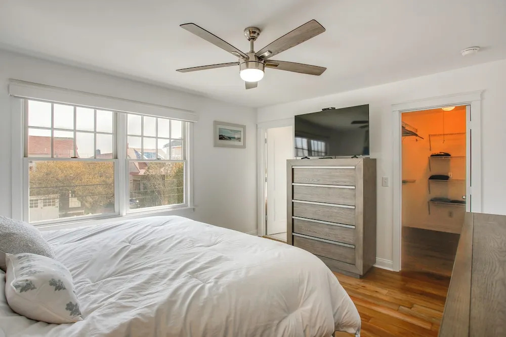1 Mi to Pier: Spacious Home w/ Private Yard
