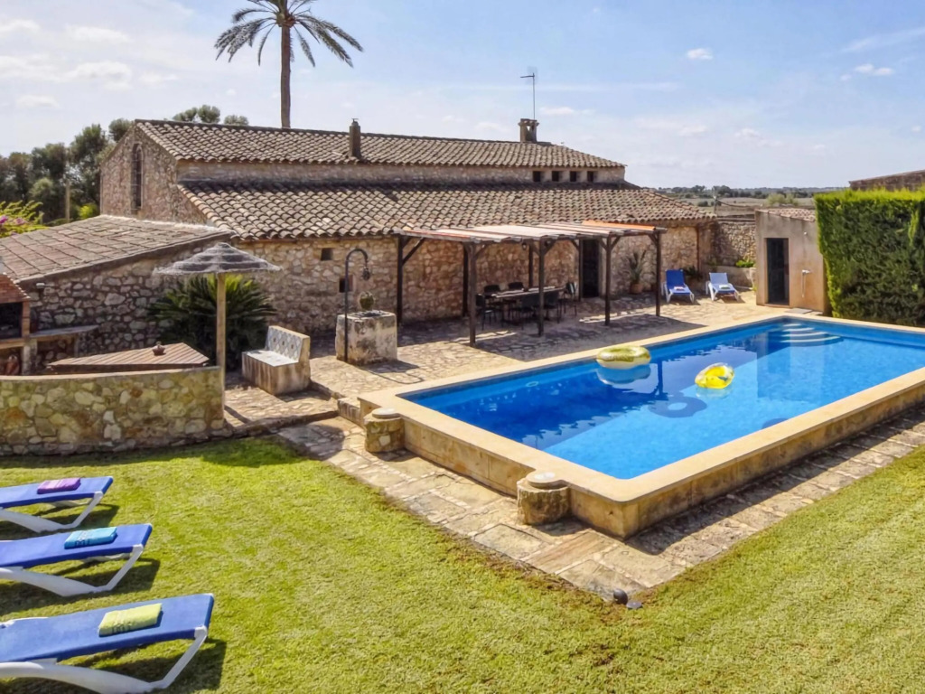 Lovely Holiday Home in Vilafranca de Bonany with Pool and large garden