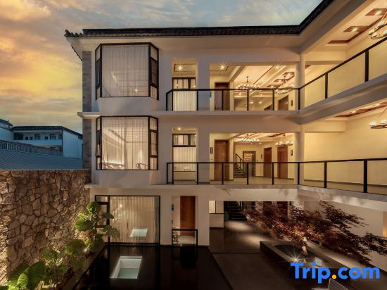 Nayinian Hotel