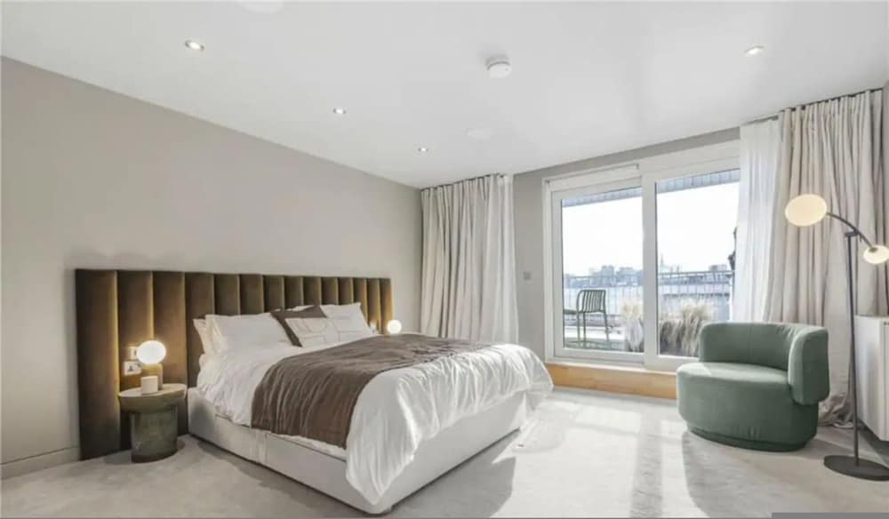 Stunning Shoreditch Penthouse Red5