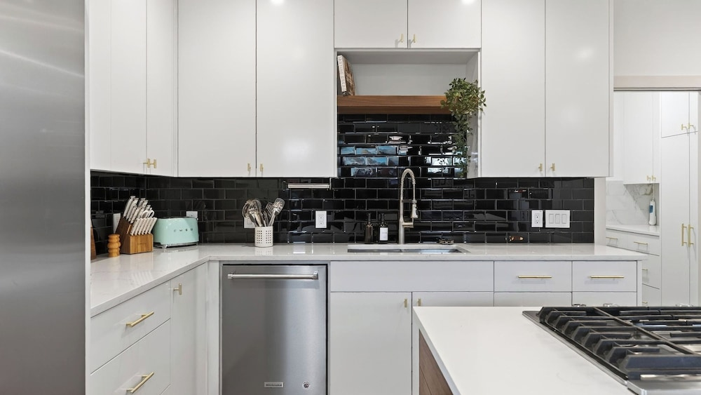 Delores House by Avantstay Movie Theater + Outdoor Kitchen + Modern East Austin Home Near Downtown + Breweries + Live Music