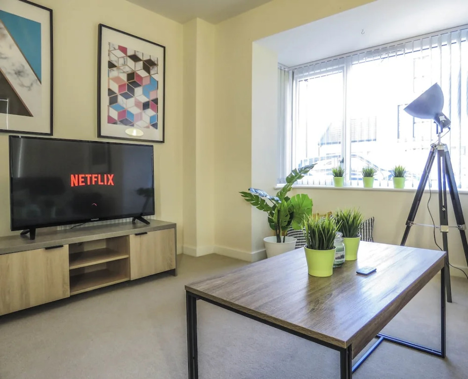 Tudors eSuites Birmingham Townhouse Private Garden Free Parking