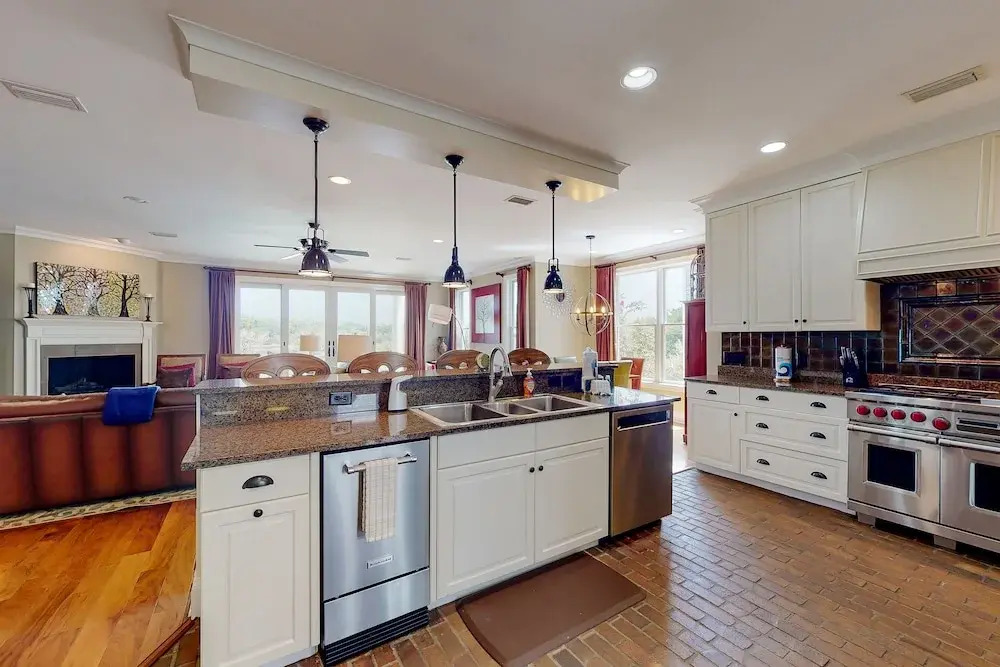 Fantastic Getaway With Private Pool, Deck, Game Room, AC & Fast Wifi