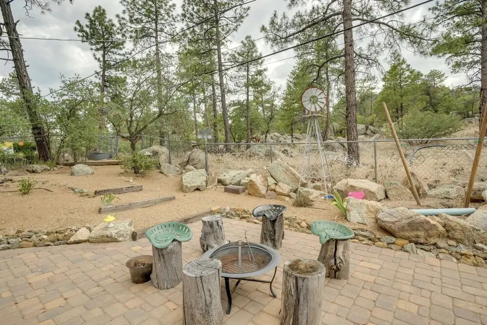 2 Mi to Arizona Christmas City! Cabin w/ Fireplace