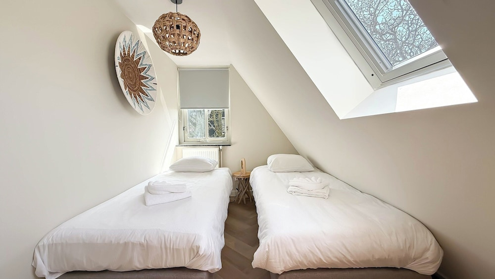 Villa With Expansive Sunny Garden