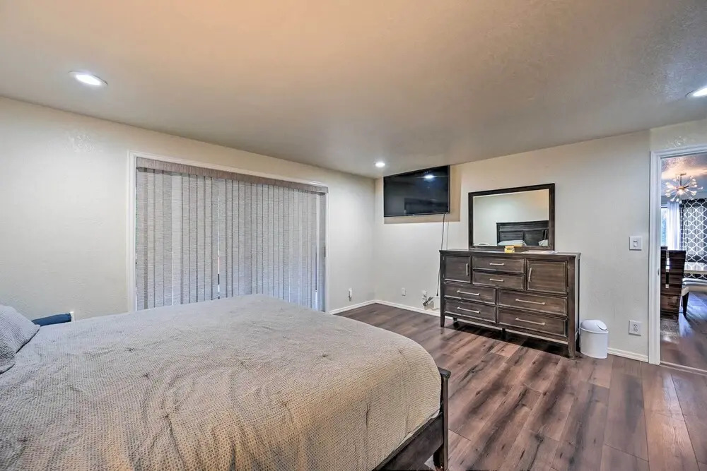 Shoreline Home w/ Deck ~ 14 Mi to Downtown Seattle