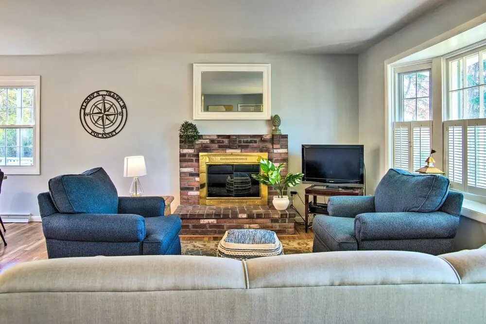 Hen Cove Home w/ Wood Deck - Walk to Beaches!