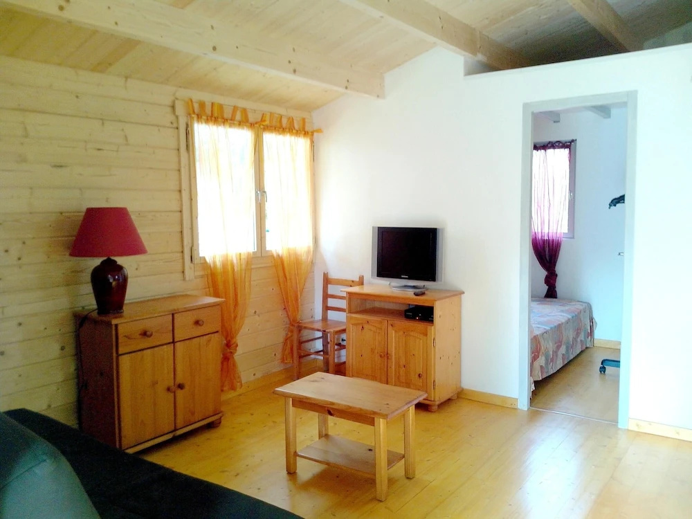 Chalet With 2 Bedrooms In Poussan With Enclosed Garden