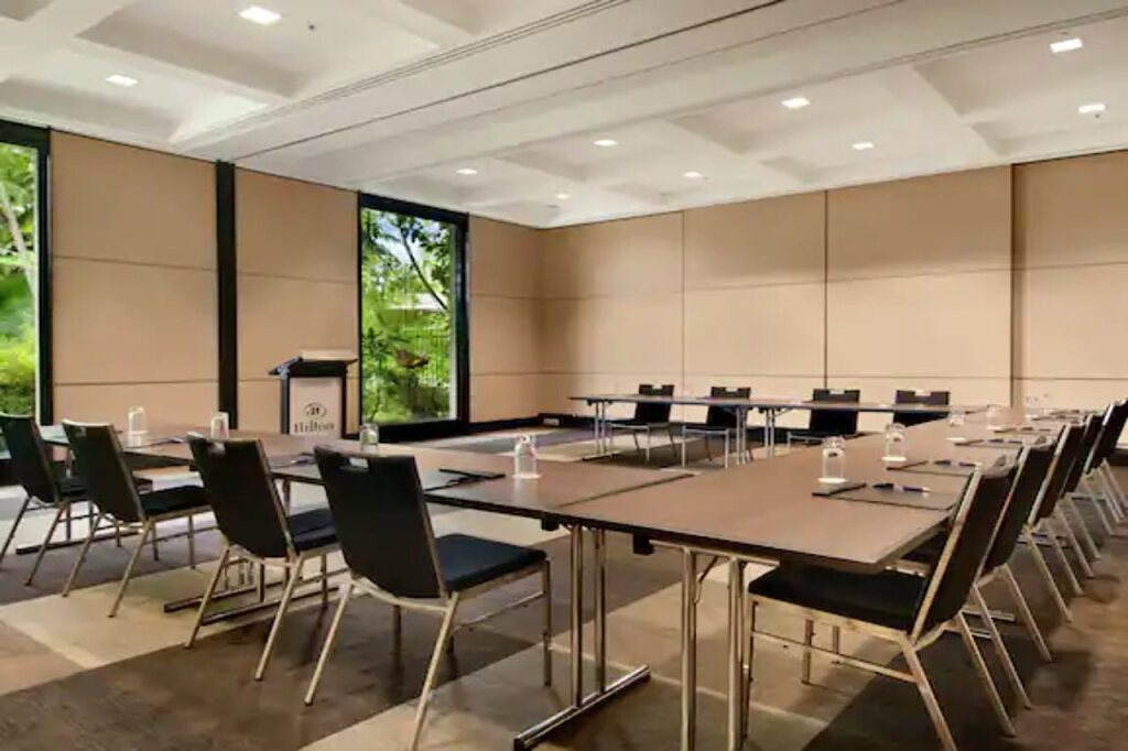 Отель Hilton Cairns