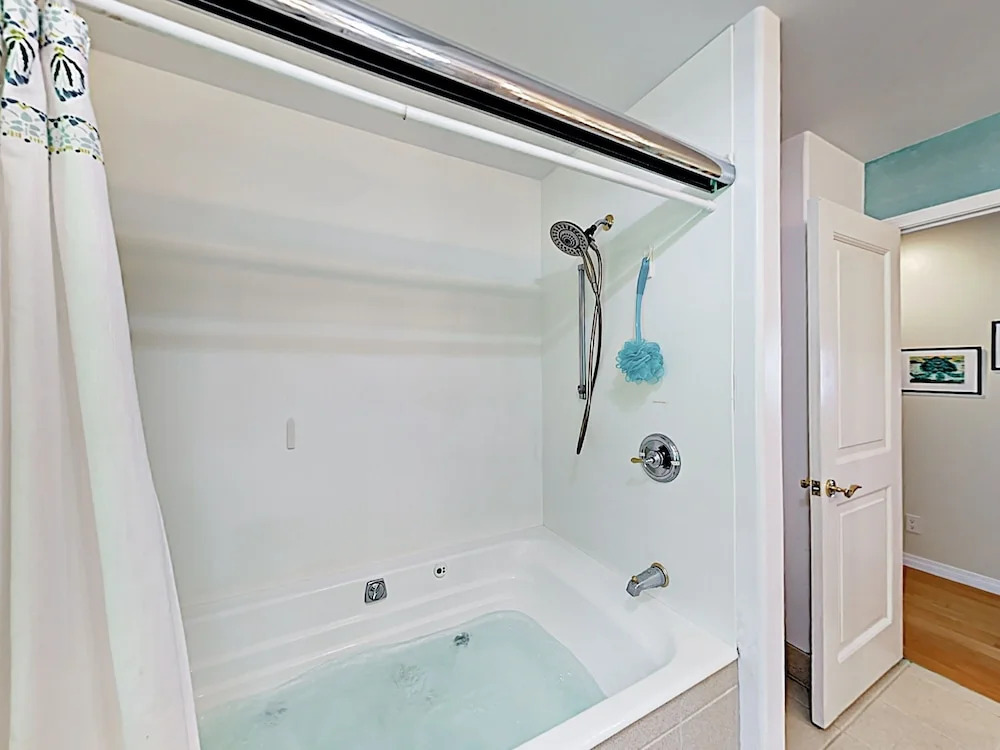 New Listing! 2-Acre W/ Pool, Ocean Views 4 Bedroom Home