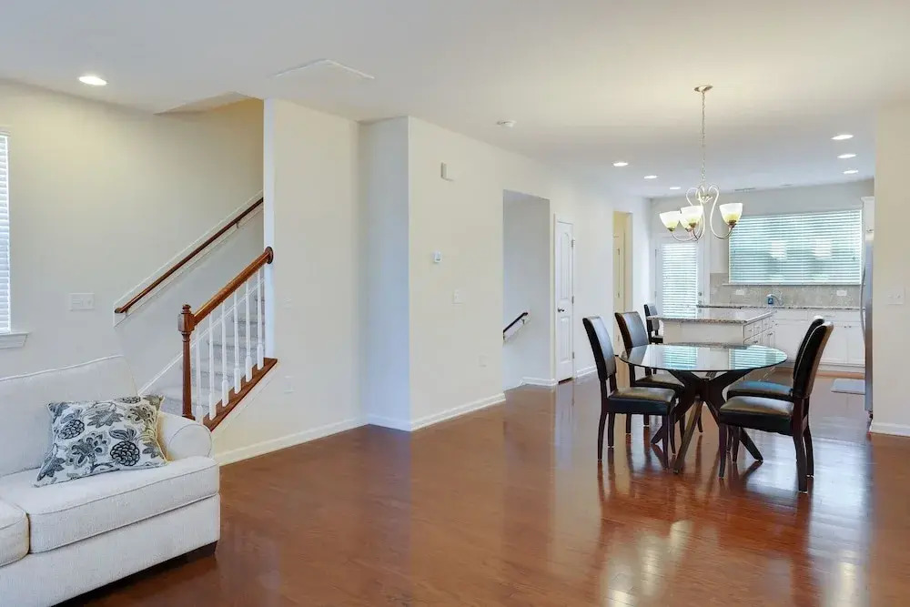 Delightful Pet Friendly Home In Great Location! 4 Bedroom Townhouse by Redawning