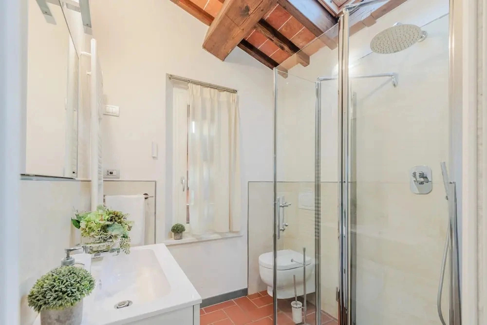 Farmhouse in Lucca with Infinity Pool