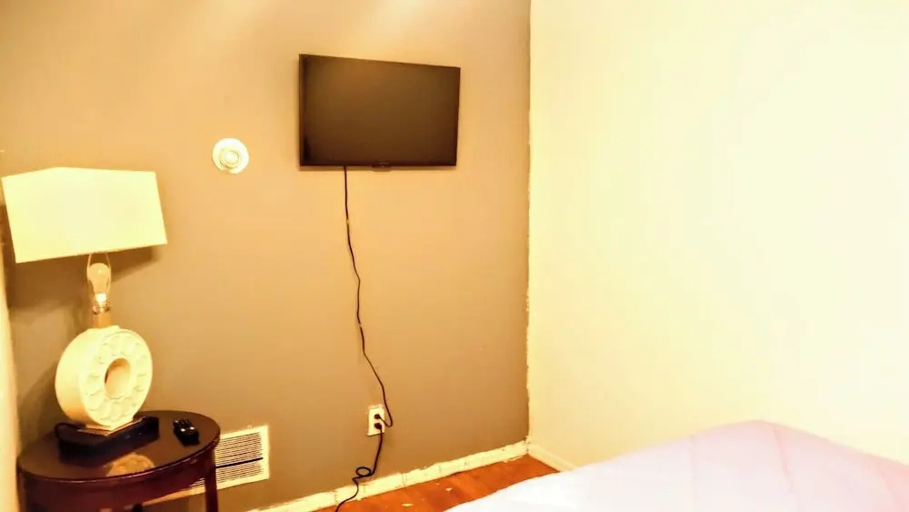 Room in Guest Room - Cozy Bedroom Close to Downtown