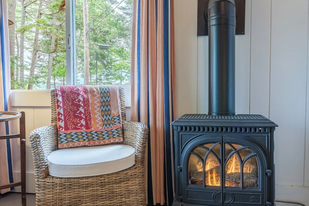 Chic Boothbay Harbor Studio Cabin by RedAwning