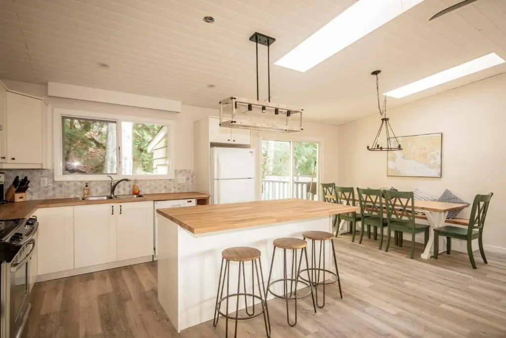 Cedar Creek Cottage 4BR - Welcome to Your Private Oasis Steps from the Beach