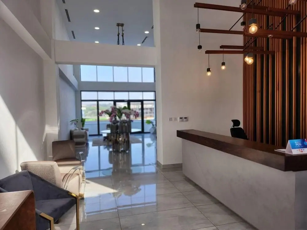 Luxurious & Comfy Gem-5 Star Location-pools, Gym!