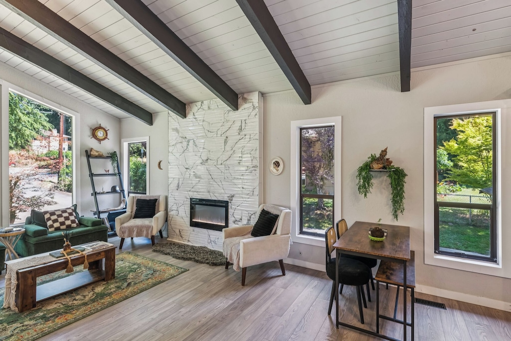 Modern Forest Escape, Near Lake Stevens & Hikes