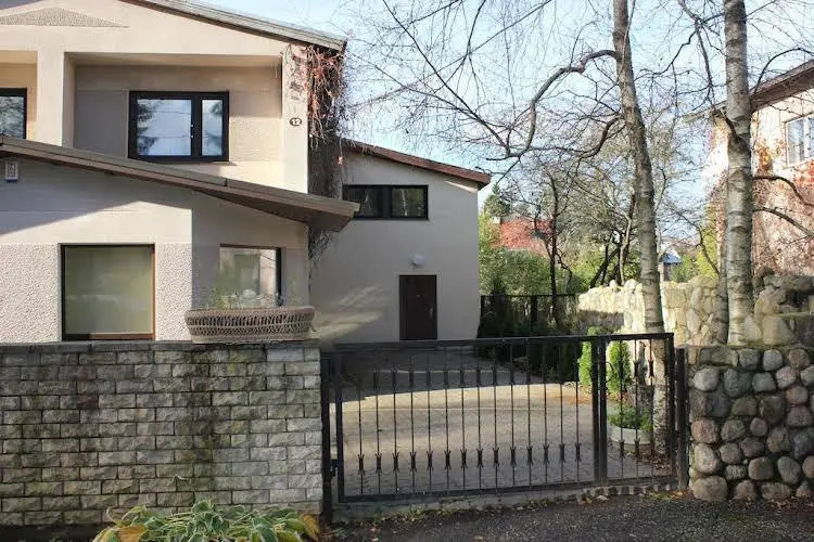 Lee Apartments