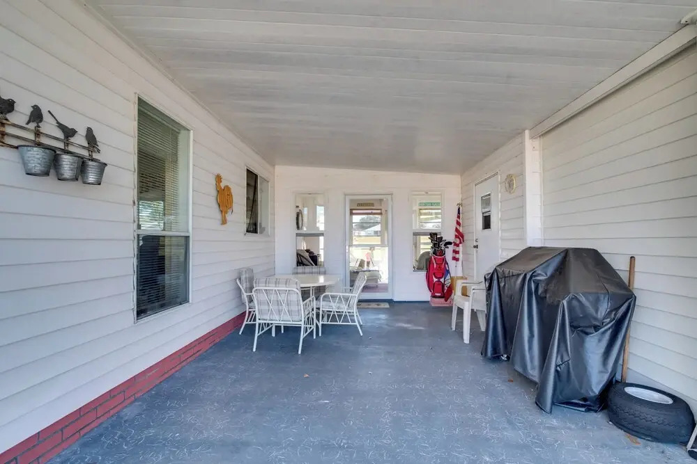 Lady Lake House with Lanai and Community Pool!