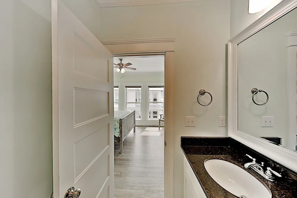 All-suite Laguna Paradise W/ Pool, Dock & Pier 2 Bedroom Townhouse