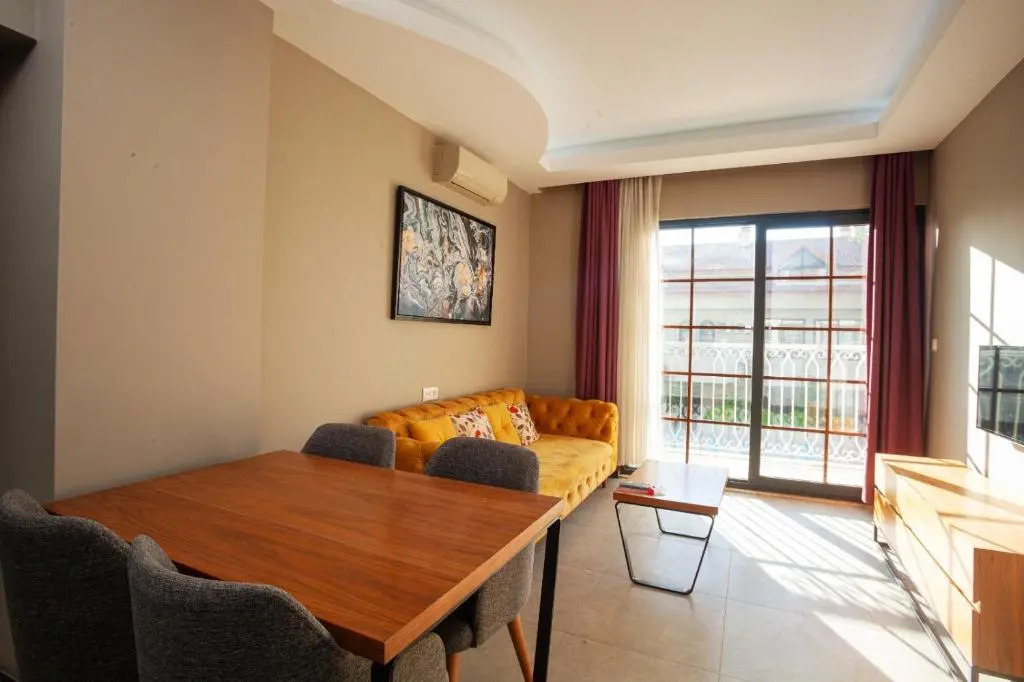 1 Room, Luxury shared pool apartment