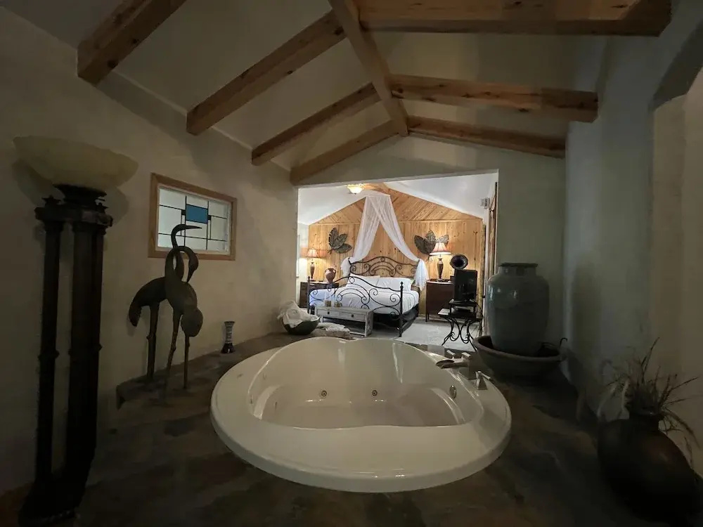 One bedroom, one bath log-sided cottage with private hot tub on Lake Ouachita. by RedAwning