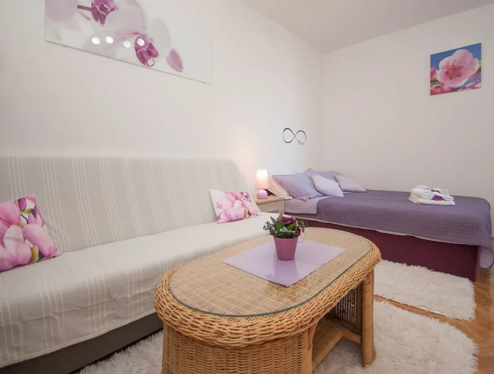 Studio Apartment Ema