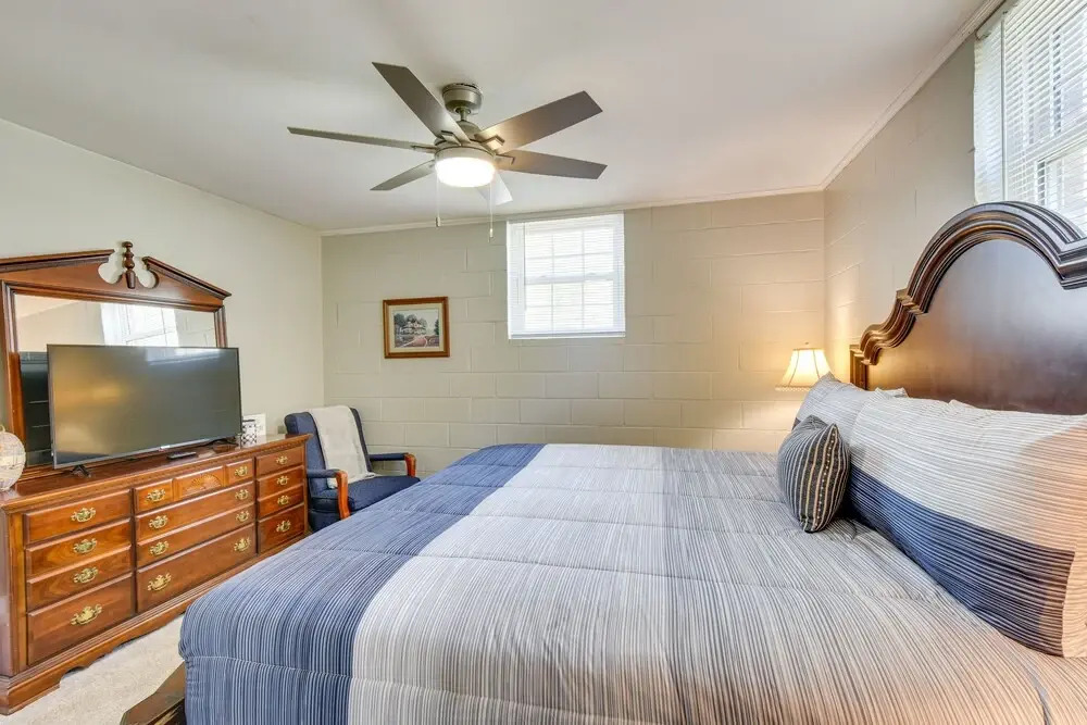Seneca Abode w/ Furnished Deck < 10 Mi to Clemson!