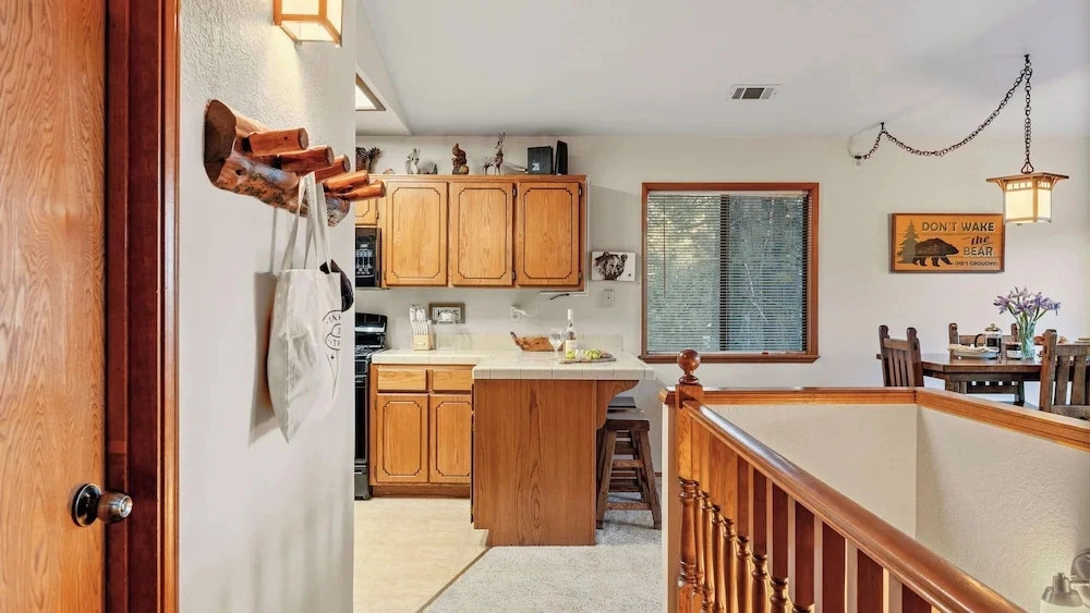 Cabin by Enchanting Managed by Avantstay Storybook Mountain Retreat Stone Fireplace + Vaulted Ceilings + Wraparound Deck Near Village