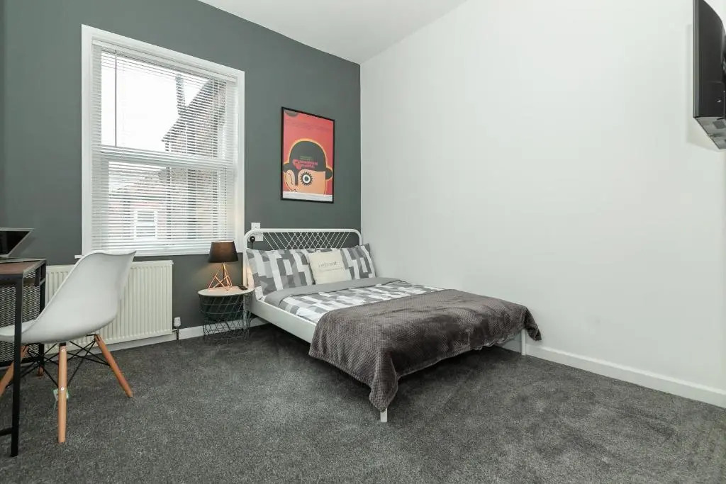 Park House - Large 3 Bedroom Victorian House, 10 Mins from Manchester