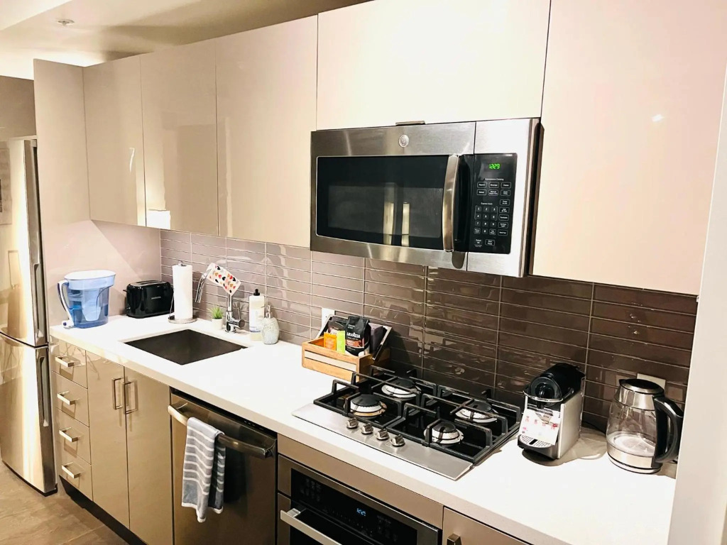 LUXURY DT, 2 Separate Bedrooms, Private Balcony, Full Kitchen, Gym