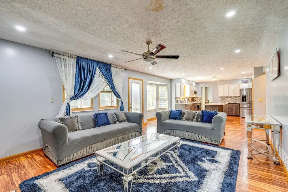 Families Welcome: Lake-view Home, 2 Mi to Gahanna!
