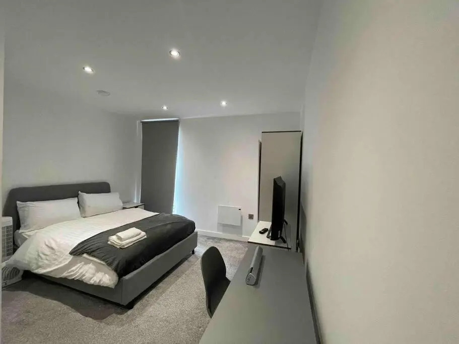 Luxury 2-Bed Apt with free parking on premises