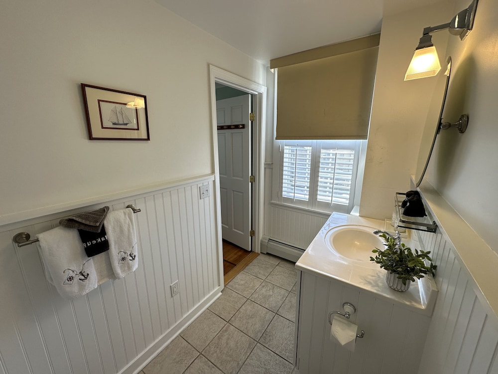 Open & Airy One Bedroom Suite in Downtown Newport #18 1 Home