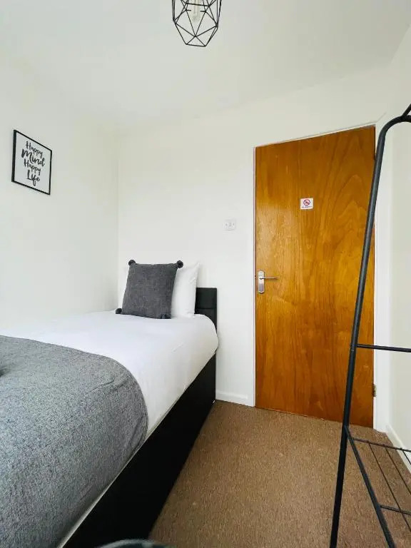 Cheerful 5-bedroom with free parking