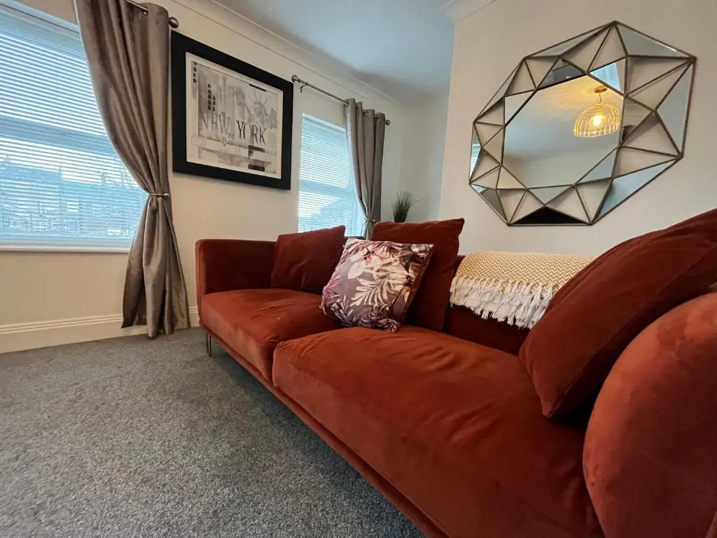York Centre 2 Bedroom Renovated Flat, 8 Escrick Street